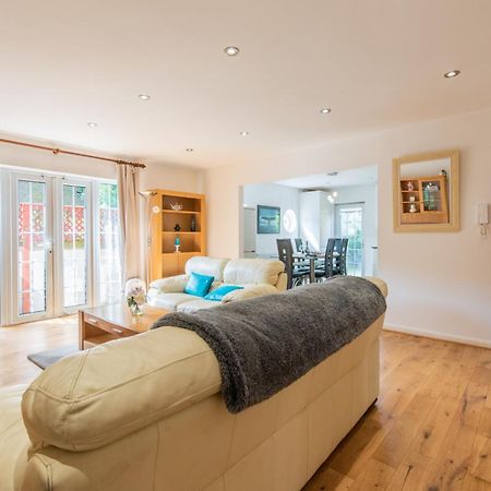 London Stratford - Spacious 2 Bed Flat With Secured Parking & Private Garden Екстер'єр фото