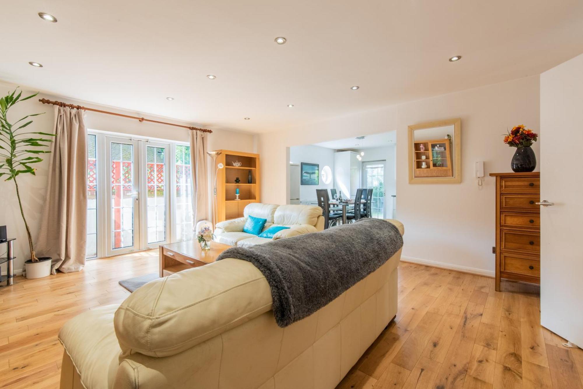 London Stratford - Spacious 2 Bed Flat With Secured Parking & Private Garden Екстер'єр фото