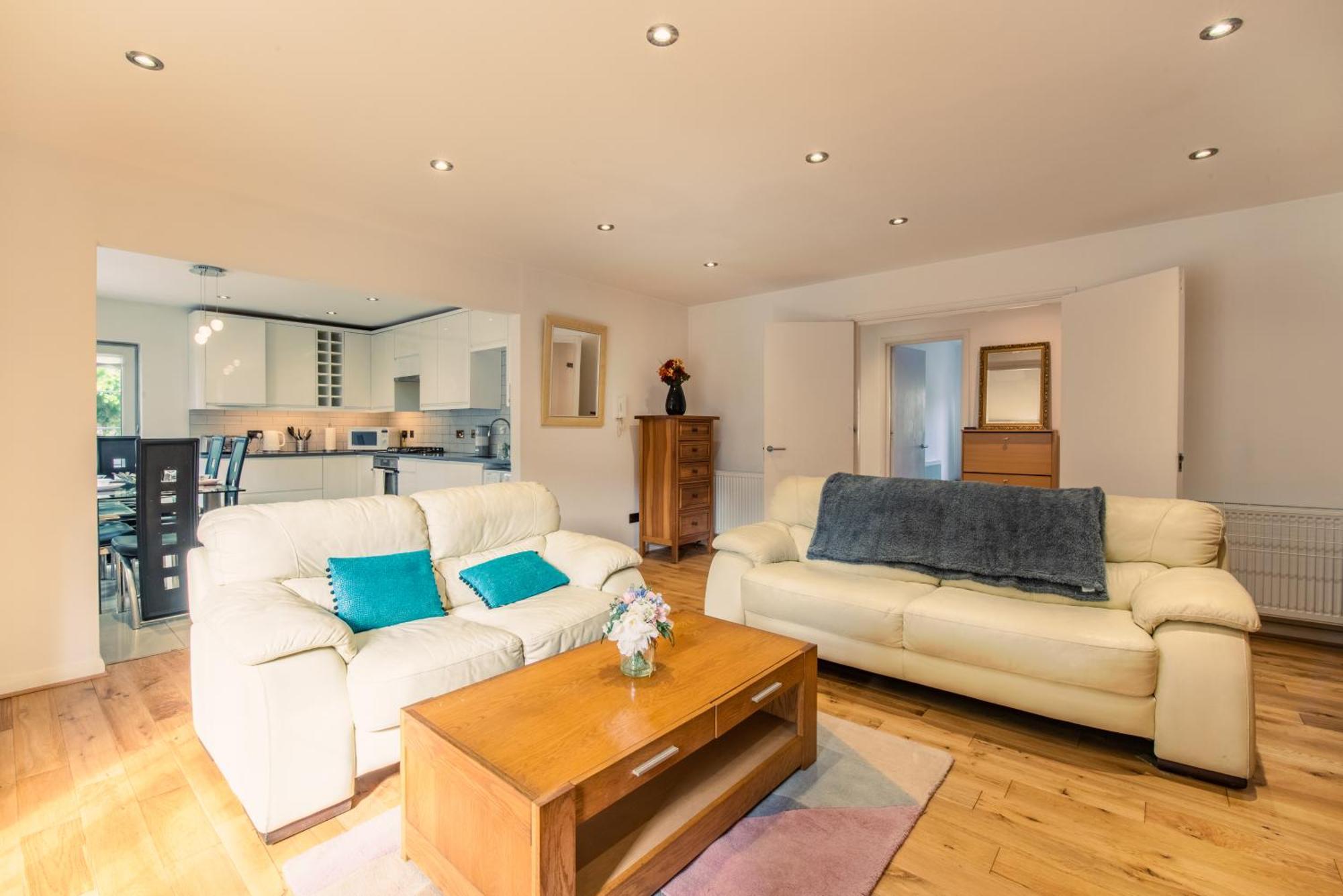 London Stratford - Spacious 2 Bed Flat With Secured Parking & Private Garden Екстер'єр фото