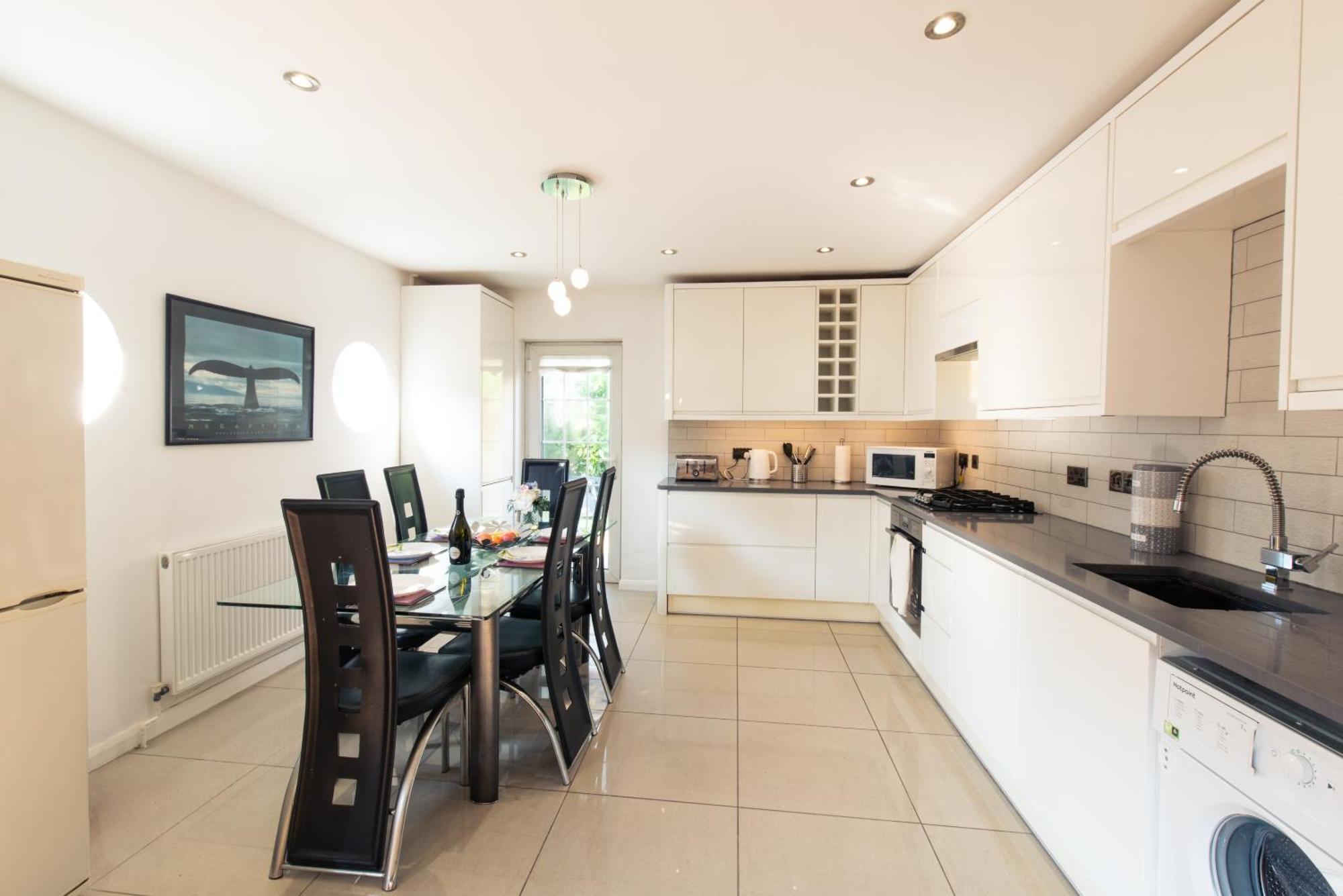 London Stratford - Spacious 2 Bed Flat With Secured Parking & Private Garden Екстер'єр фото
