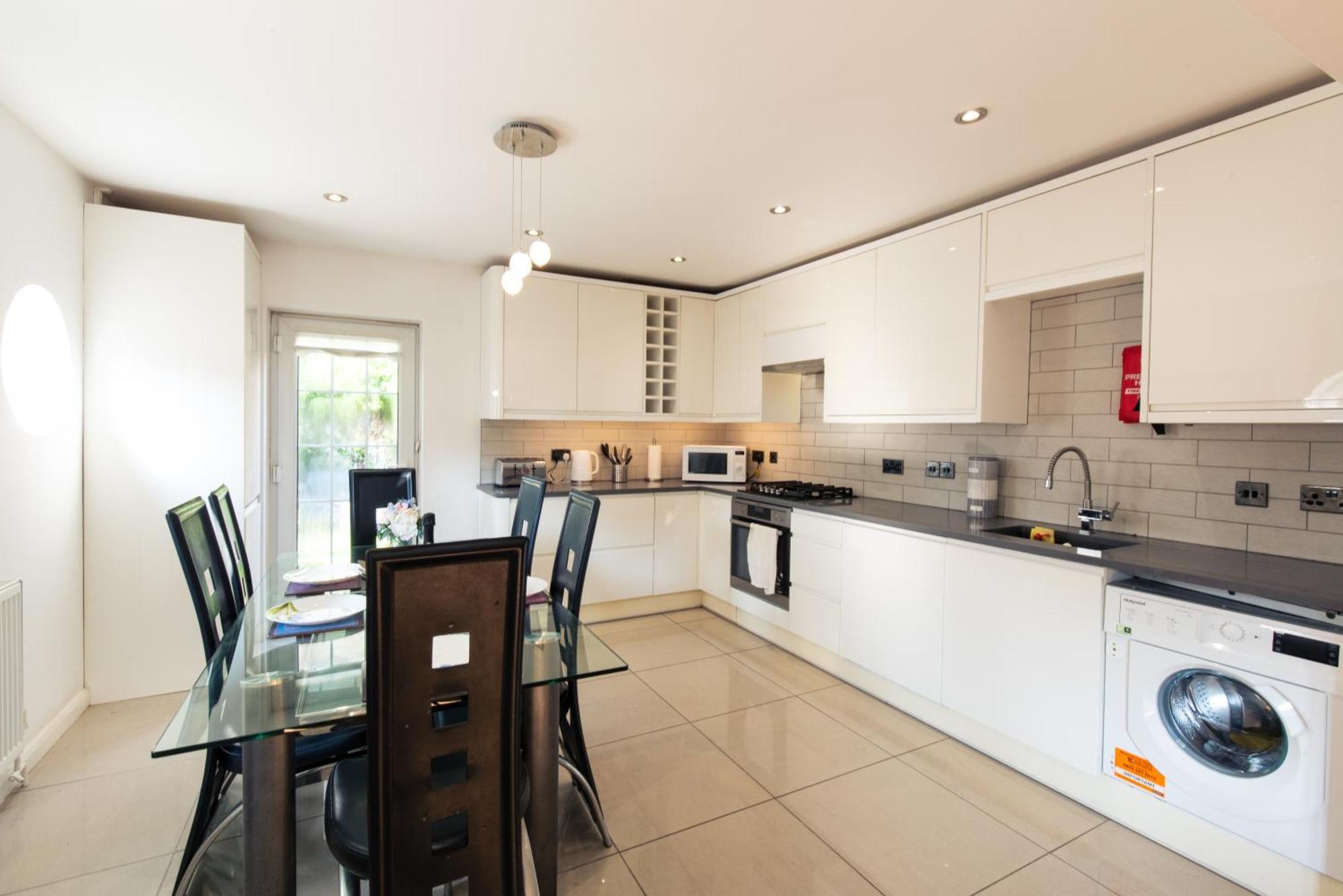 London Stratford - Spacious 2 Bed Flat With Secured Parking & Private Garden Екстер'єр фото